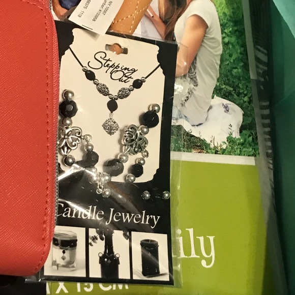 Large Flat Rate Box 26 New Items For the Ladies - Picture 7 of 16